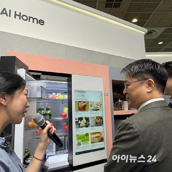 (왼쪽부터) 문신학 산업통상부 1차관, 용석우 삼성전자 사장, 조주완 LG전자 CEO [사진=권서아 기자]