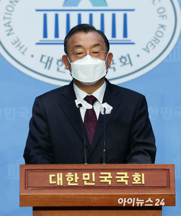 이정현 전 새누리당 대표가 4일 국회 소통관에서 기자회견을 열고 6.1지방선거에서 전남지사 출마 선언을 하고 있다. [사진=정소희 기자]