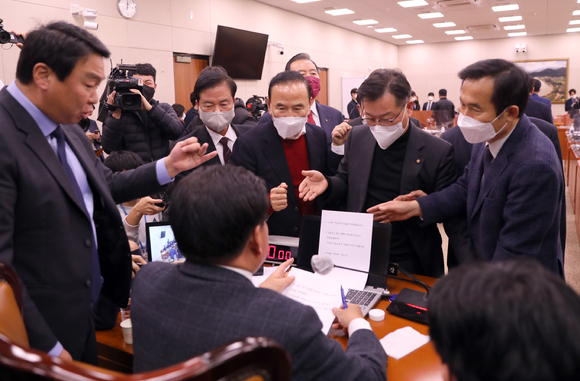 28일 국회에서 열린 농림축산식품해양수산위원회 전체회의에서 국민의힘 의원들이 양곡관리법 개정안 본회의 직회부 표결과 관련해 소병훈 위원장에게 항의하고 있다. [사진=뉴시스]