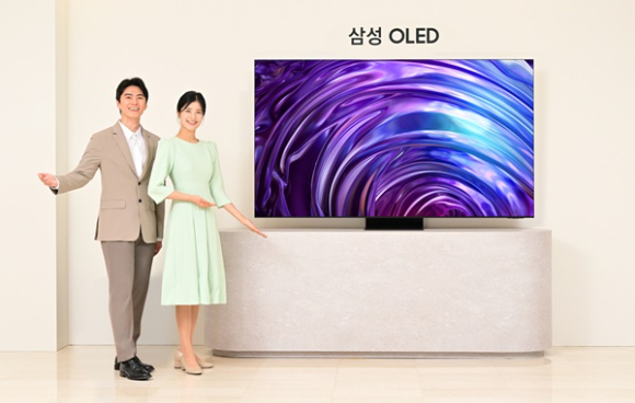 삼성전자 모델들이2024년형 삼성 OLED TV 제품을 소개하고 있는 모습. [사진=삼성전자]