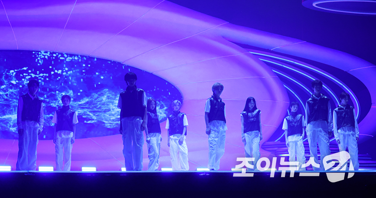 그룹 A2O 소울, A2O 라이트 멤버들이 12일 오후 경기도 고양시 일산 킨텍스에서 진행된 A2O 소울(A2O SOUL)&middot;A2O 라이트(A2O LITE)의 데뷔쇼 '웰컴 투 소울라이트 프롬 A2O 소울 A2O 라이트(WELCOME TO SOULITE From A2O SOUL A2O LITE)' 행사에 참석해 열띤 무대를 펼치고 있다. [사진=문수지 기자]