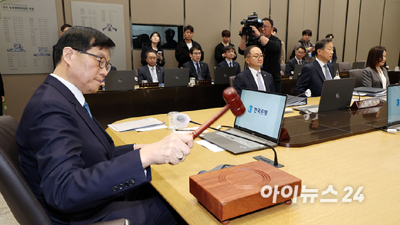 이창용 한국은행 총재가 17일 서울 중구 한국은행에서 열린 금융통화위원회 통화정책방향 회의를 주재하고 있다. [사진=사진공동취재단]