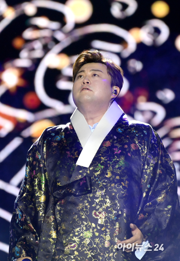 가수 겸 성악가 김호중이 30일 오후 경기도 고양시 일산서구 고양체육관에서 SBS 추석특집쇼 '김호중의 한가위 판타지아' 무대 리허설을 갖고 있다. 왼쪽은 테너로 '넬라 판타지아'를 부르는 모습과 오른쪽은 트로트 '때'를 부르는 모습. [사진=정소희 기자]