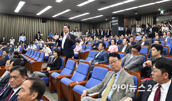 송석준 국민의힘 의원이 17일 서울 여의도 국회에서 열린 의원총회에서 공개 발언 요청을 하고 있다. [사진=곽영래 기자]