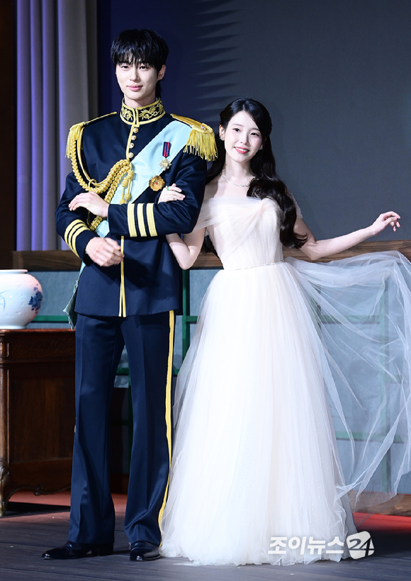 배우 변우석과 아이유가 6일 서울 조선팰리스 강남 호텔에서 진행된 MBC 금토드라마 '21세기 대군부인' 제작발표회에 참석하고 있다. [사진=정소희 기자]