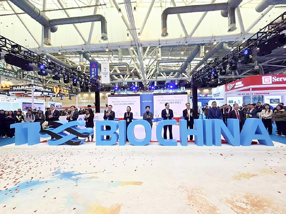 3월 12일(현지시간) 중국 쑤저우 국제엑스포센터에서 열린 바이오차이나 2026 개막식에서 노연홍 협회장(왼쪽에서 두번째)이 한국 대표로 세리모니를 하고 있다. [사진=한국제약바이오협회 제공]