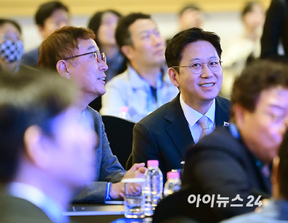 AI 3대 강국 어떻게 만들 것인가' 컨퍼런스를 개최했다. 이창호 아이뉴스24 대표(왼쪽)와 배경훈 부총리 겸 과학기술정보통신부 장관이 이야기를 나누고 있다. [사진=정소희 기자]