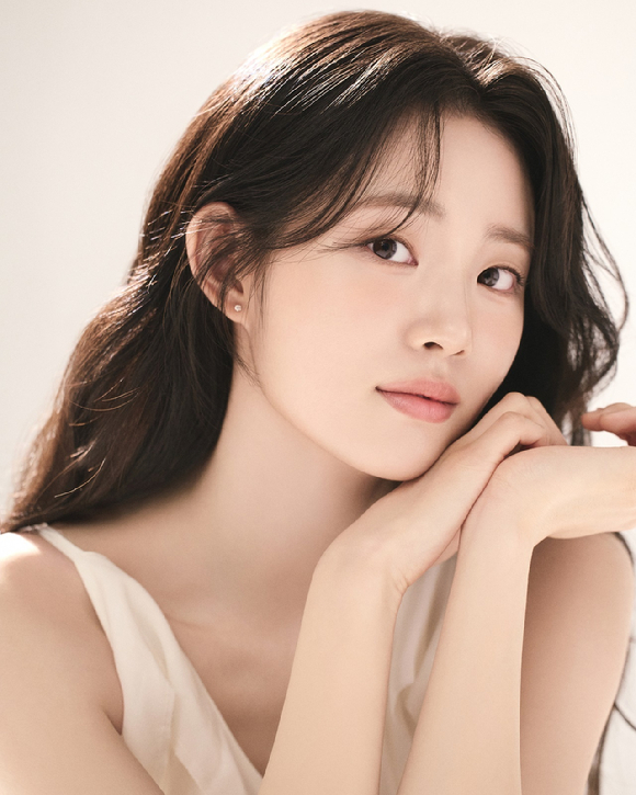 배우 신시아가 '언젠가는 슬기로울 전공의 생활' 촬영에 앞서 사진촬영을 하고 있다. 사진은 신시아 프로필. [사진=앤드마크]