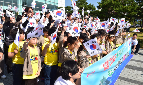 일본이 외교청서를 통해 독도는 일본 땅이라고 거듭 주장했다. 사진은 독도의 날인 지난해 10월 25일 대구 달서구 달서아트센터에서 '독도 사랑 캠페인'에 참여한 유치원생들이 태극기를 흔들고 있는 모습. [사진=뉴시스]