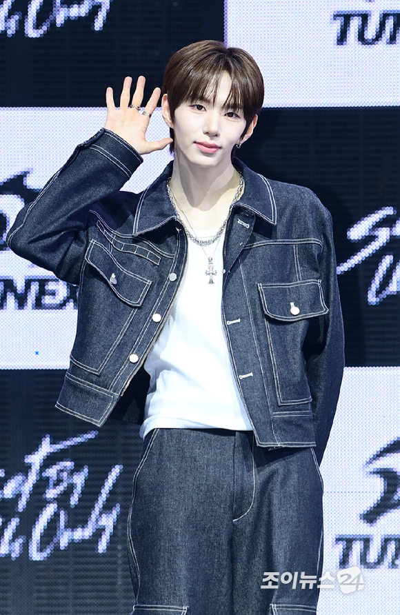 3일 오후 서울 광진구 광장동 예스24라이브홀에서 신인 보이그룹&nbsp;튜넥스(TUNEXX)&nbsp;첫 번째 미니 앨범 '셋 바이 어스 온리'(SET BY US ONLY) 발매 기념 쇼케이스가 열렸다.&nbsp;튜넥스 성준이 포토타임을 갖고 있다. [사진=정소희 기자]