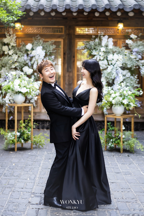 개그맨 이재형과 예비신부의 유쾌발랄한 웨딩화보가 공개됐다. [사진=에스드림이엔티]