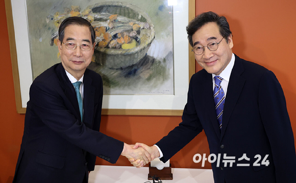한덕수 무소속 대통령선거 예비후보(오른쪽)와 이낙연 전 국무총리가 6일 오전 서울 중구 한 음식점에서 오찬 회동을 갖고 있다. [사진=정소희 기자]