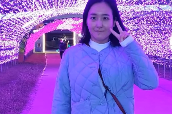 한국인 20대 여성이 일본 여행 중 열사병 치료를 받은 뒤 한 달 가까이 행방불명 상태다. 사진은 해당 여성. [사진=유튜브 @후지TV]