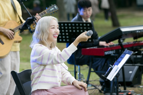 경동나비엔이 지난 13일 서울 용산구 용산가족공원에서 진행한 '맑은 공기 라이브' 콘서트에서 가수 백아연이 공연하고 있다. [사진=경동나비엔]