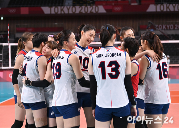 8일 오전 일본 도쿄 아리아케 아레나에서 '2020 도쿄올림픽' 여자 배구 동메달 결정전 대한민국과 세르비아의 경기가 펼쳐졌다. 한국 여자 배구대표팀이 세트스코어 0-3으로 패배한 후 하이파이브를 하고 있다. [사진=정소희 기자]