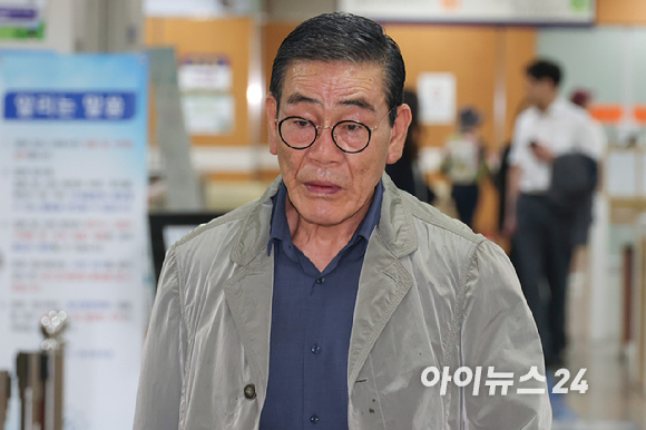5000억대 부동산 투자사기 혐의를 받는 김현재 케이삼흥 회장이 1일 오전 서울 서초구 서울중앙지방법원에서 열린 공판에 출석하고 있다. [사진=사진공동취재단]