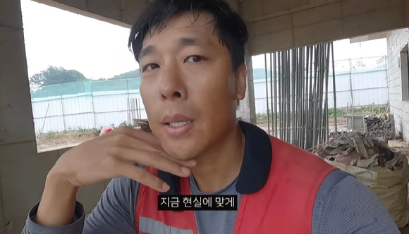 전 쇼트트랙 국가대표 김동성이 공사장 인부, 배달 기사일을 하는 근황을 공개했다. [사진=유튜브 채널 '빙신 김동성' 캡처]