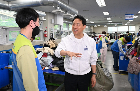 오세훈 서울시장이 20일 서울 송파구 밀알굿윌스토어 1호점을 방문해 현장을 점검하고 있다. [사진=서울시]