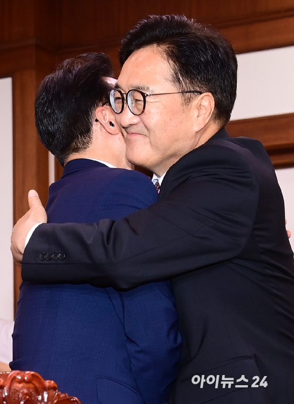 우원식 국회의장이 4일 서울 여의도 국회의장실을 예방한 김민석 국무총리 악수하고 있다. [사진=정소희 기자]