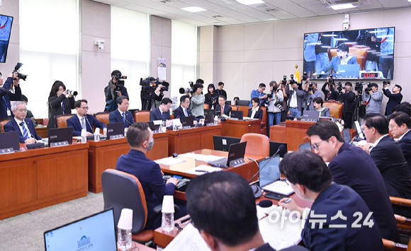 서영교 국회 윤석열 정권 정치검찰 조작기소 의혹사건 진상규명 국정조사 특별위원회 위원장이 3일 서울 여의도 국회에서 열린 전체회의를 주재하고 있다. [사진=곽영래 기자]