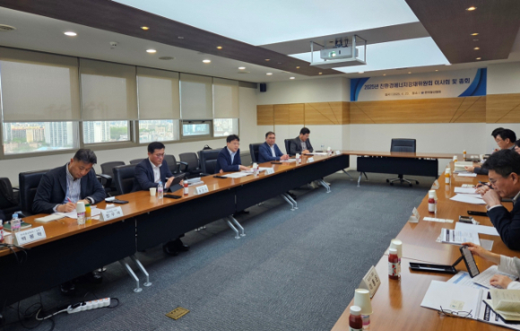 한국철강협회 스테인리스스틸클럽이 29일 서울 그랜드 인터컨티넨탈 파르나스 호텔에서 포스코, 현대비앤지스틸, 대양금속, 포스코모빌리티솔루션, 코리녹스, LS메탈 등 국내 주요 기업이 참석한 가운데 2025년도 이사회를 개최했다. [사진=한국철강협회]