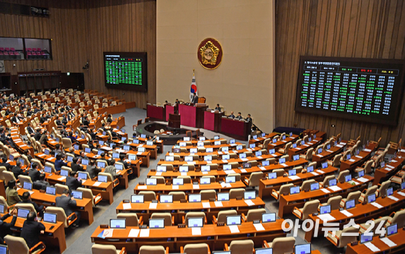 12일 서울 여의도 국회에서 열린 본회의에서 형사소송법 일부개정법률안(대안)이 통과되고 있다. [사진=곽영래 기자]