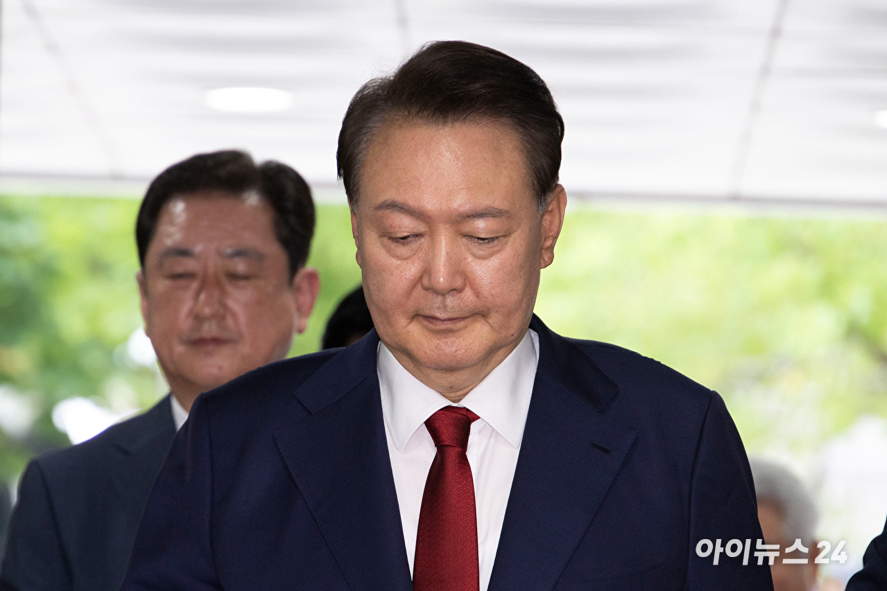 12·3 비상계엄과 관련해 특검의 수사를 받는 윤석열 전 대통령이 두 번째 구속 전 피의자 심문(영장실질심사)을 받기 위해 지난 9일 오후 서울 서초구 중앙지법으로 출석하고 있다. [사진=사진공동취재단]