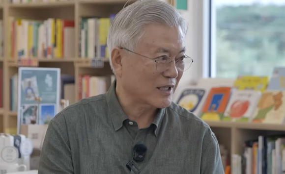 문재인 전 대통령이 유튜브 '평산책방'을 통해 책을 소개하고 있다. [사진=유튜브 '평산책방']