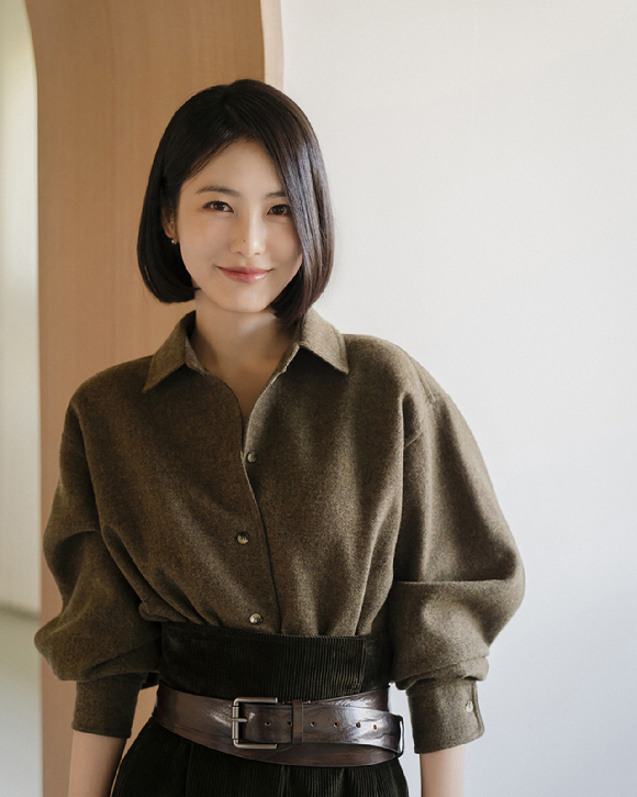 배우 신예은이 JTBC 토일드라마 '백년의 추억' 인터뷰에 앞서 포즈를 취하고 있다. [사진=앤피오]