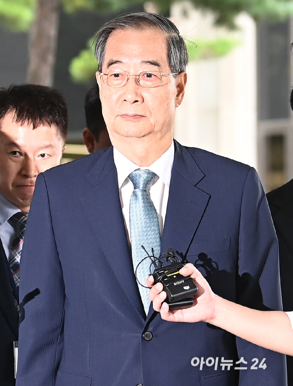 한덕수 전 총리가 19일 오전 서울 서초구 서울고검에 마련된 내란 특검팀(특별검사 조은석) 사무실에 조사를 받기 위해 출석하고 있다. [사진=곽영래 기자]