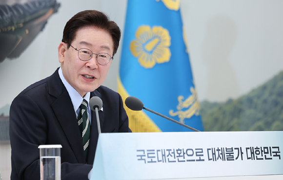 이재명 대통령이 16일 청와대 영빈관에서 열린 국토&middot;농식품&middot;해수부 등에 대한 부처 업무보고에서 발언하고 있다. 2026.7.16 [청와대통신사진기자단] [사진=연합뉴스]