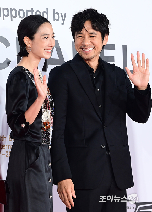 영화 '디어 스트레인저' 배우 계륜미-니시지마 히테토시가 17일 오후 부산광역시 해운대구 영화의 전당에서 열린 제30회 부산국제영화제 개막식 레드카펫 행사에 참석하고 있다. [사진=정소희 기자]