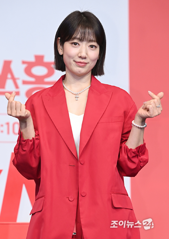 배우 박신혜가 12일 오후 서울 구로구 신도림 더링크 호텔에서 열린 tvN 새 토일드라마 '언더커버 미쓰홍' 제작발표회에서 포즈를 취하고 있다. [사진=곽영래 기자]