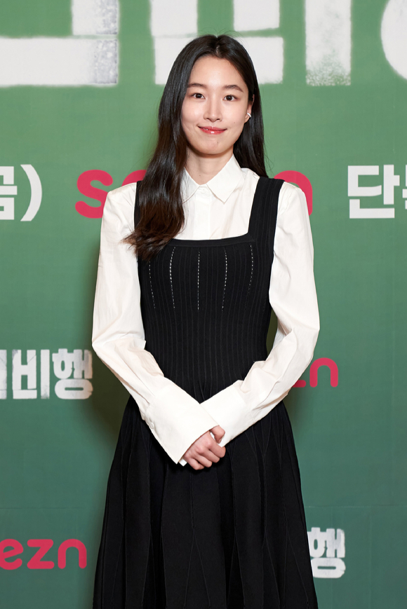 배우 원지안이 22일 온라인으로 진행된 OTT seezn 오리지널 '소년비행' 제작발표회에 참석해 포즈를 취하고 있다. [사진=seezn]