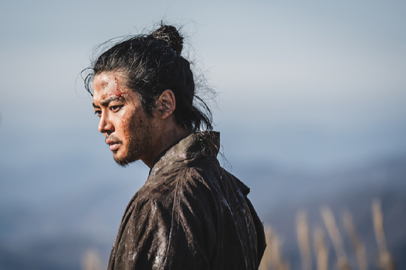 배우 로운이 '탁류' 인터뷰에 앞서 사진촬영을 하고 있다. [사진=월트디즈니 컴퍼니 코리아]