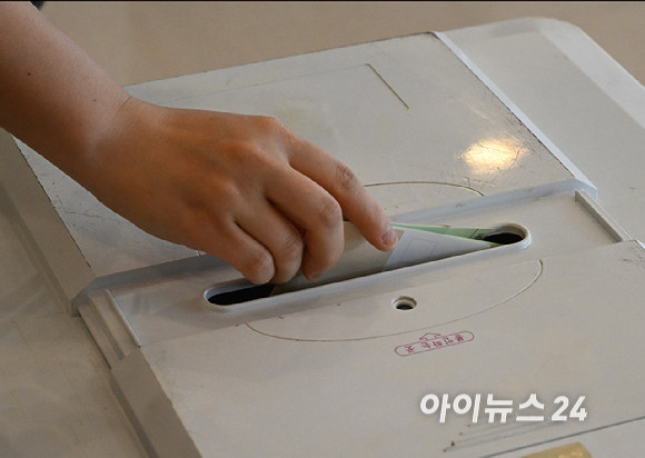 제9회 전국동시지방선거 및 국회의원 재&middot;보궐 선거가 시작된 3일 서울 광진구 기아자동차 대공원대리점에 마련된 투표소에서 시민들이 투표를 하고 있다. [사진=곽영래 기자]