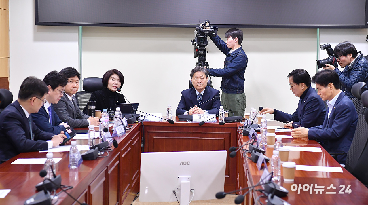 한정애 더불어민주당 정책위의장이 3일 서울 여의도 국회 의원회관에서 열린 이란사태 관련 당&middot;정간담회에서 발언하고 있다. [사진=곽영래 기자]