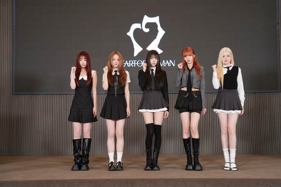 그룹 하트오브우먼이 27일 서울 서초구 더 리버사이드호텔에서 열린 첫 정규 앨범 '하트 바이트 : 레거시' 발매 기념 기자간담회에서 포즈를 취하고 있다. [사진=블루브라운레코드]