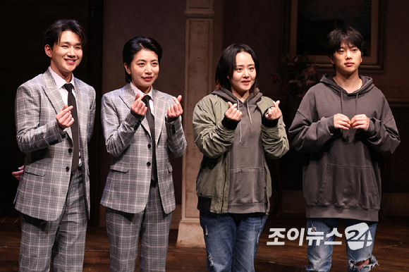 배우 오승훈, 정인지, 문근영, 최석진이 19일 오후 서울 종로구 동숭동 대학로티오엠에서 진행된 연극 '오펀스' 프레스콜에 참석해 포즈를 취하고 있다. [사진=문수지 기자]