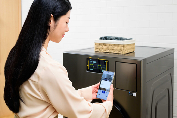 삼성전자가 15일 '흰지팡이의 날'을 맞아 시각장애인과 저시력자를 위한 AI 가전 매뉴얼 '모두를 위한 사용법'을 공개했다. [사진=삼성전자]