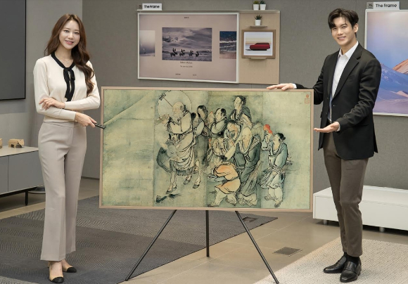 삼성전자 모델이 서울 논현동에 위치한 삼성 디지털프라자 강남본점에서 더 프레임 TV를 통해 리움미술관 작품들을 소개하고 있다. [사진=삼성전자 ]