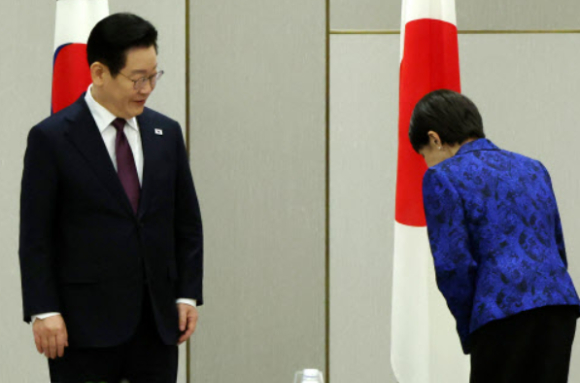 다카이치 사나에 일본 총리가 지난 13일 일본 나라현 한일 정상회담장에서 이재명 대통령과 악수 후 자리로 향하기 전 국기에 예를 표하고 있다. [사진=연합뉴스]