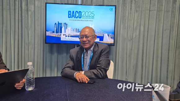 통 주 베이징대 교수가 22일 부산 벡스코에서 열리고 있는 BACO-25에서 ‘대기오염의 심각한 건강 피해’라는 주제로 기조 강연하고 있다. [사진=정종오 기자]