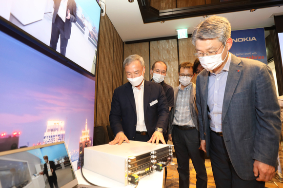 권준혁 LG유플러스 네트워크부문장(맨 오른쪽)이 김우조 노키아 전무로부터 노키아가 개발한 신형 기지국 장비에 대해 설명을 듣고 있다. [사진=LGU+]