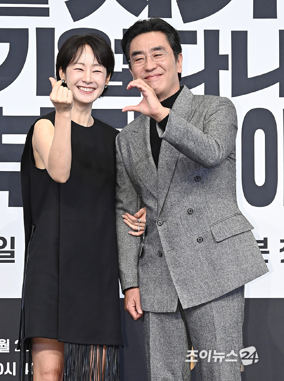 배우 명세빈, 류승룡이 22일 오후 서울 구로구 신도림 더 링크 호텔에서 열린 JTBC 토일드라마 '서울 자가에 대기업 다니는 김 부장 이야기' 제작발표회에서 포토타임을 갖고 있다. [사진=곽영래 기자]