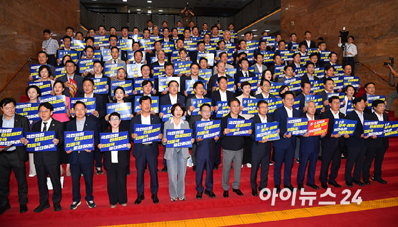 더불어민주당 한병도 당대표 직무대행 겸 원내대표와 의원들이 13일 국회 로텐더홀 계단에서 열린 '민생입법 방해&middot;5.18 역사 왜곡 국민의힘 규탄대회'에서 규탄 구호를 외치고 있다. [사진=곽영래 기자]