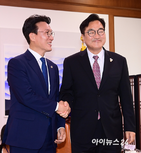 우원식 국회의장이 4일 서울 여의도 국회의장실을 예방한 김민석 국무총리 악수하고 있다. [사진=정소희 기자]