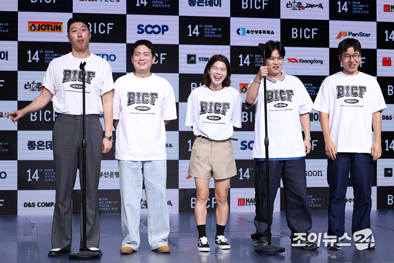 코미디언 송하빈, 신승수, 박진주, 김동하, 김종찬이 24일 오후 서울 마포구 상암동 쇼킹케이팝센터에서 열린 '제14회 부산국제코미디페스티벌(BICF)' 기자회견에 참석해 포즈를 취하고 있다. [사진=문수지 기자]