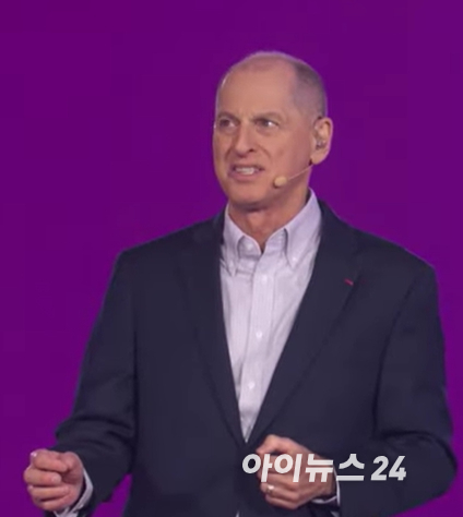 레노버의 양 위안칭 회장이 6일(현지시간) 미국 라스베이거스 스피어에서 CES 2026 기조연설을 하고 있다. [사진=박지은 기자]