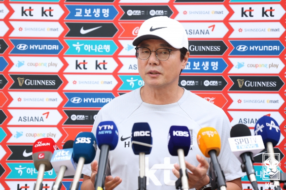 항저우 아시안게임 축구대표팀 황선홍 감독. [사진=대한축구협회(KFA)]